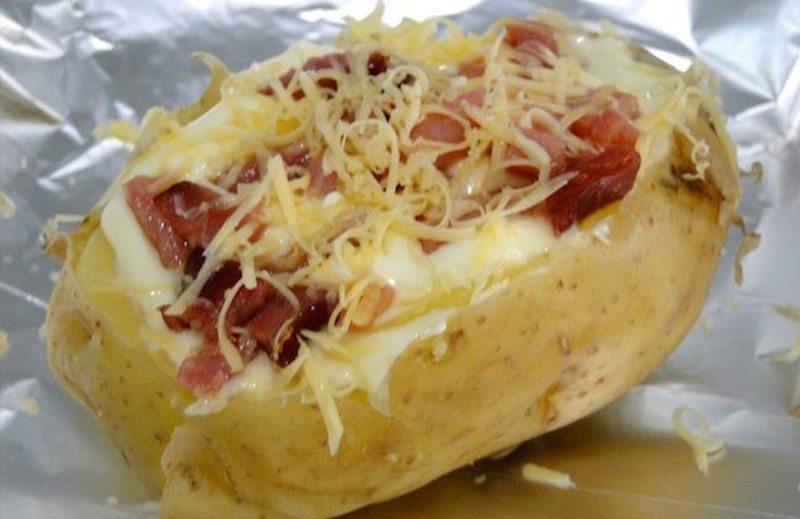 Batata recheada com linguiça