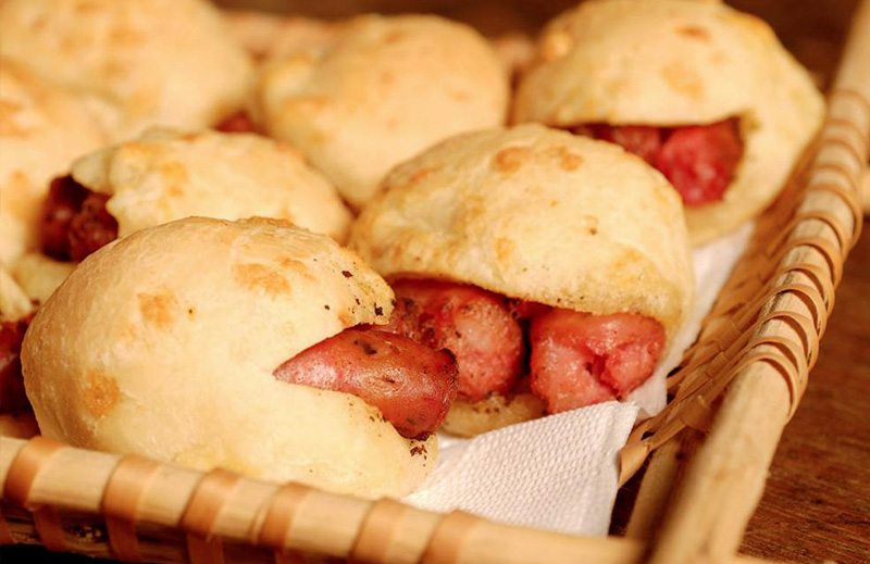 Receita de Pão de queijo recheado com linguiça