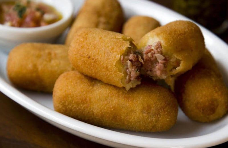 Bolinho de mandioca com linguiça