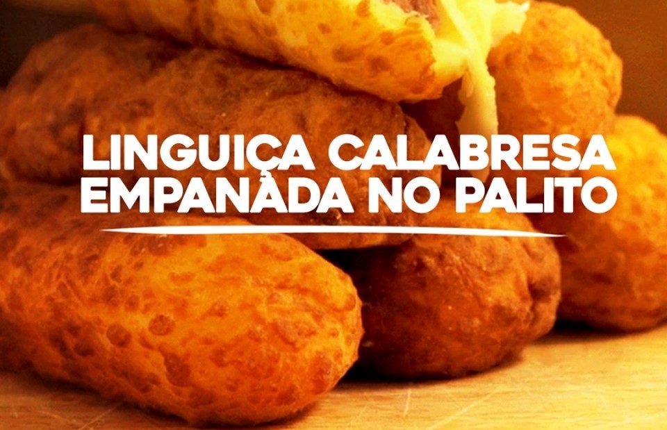 Linguiça calabresa empanada no palito